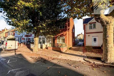 3 bedroom flat for sale, St. Helens Road, Westcliff-on-Sea, Essex, SS0 7LF