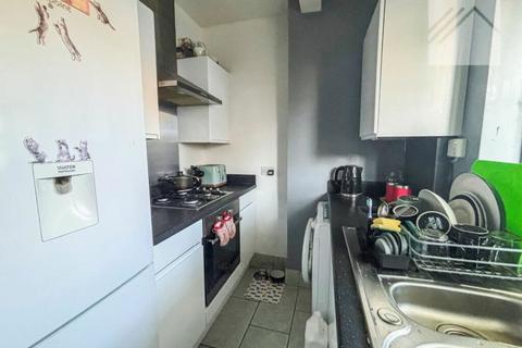 3 bedroom flat for sale, St. Helens Road, Westcliff-on-Sea, Essex, SS0 7LF