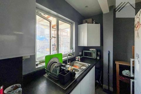 3 bedroom flat for sale, St. Helens Road, Westcliff-on-Sea, Essex, SS0 7LF