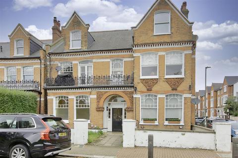 2 bedroom flat to rent, Elmbourne Road, London