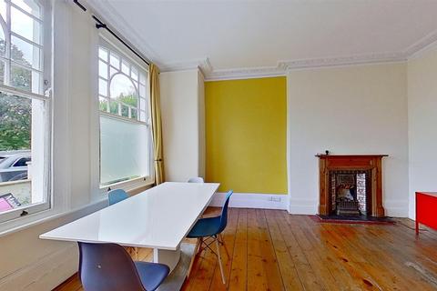 2 bedroom flat to rent, Elmbourne Road, London