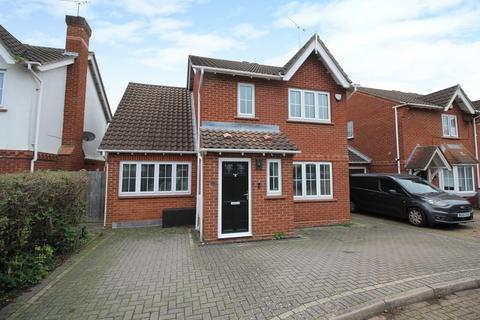 3 bedroom detached house to rent, Burr Close, Langdon Hills, SS16