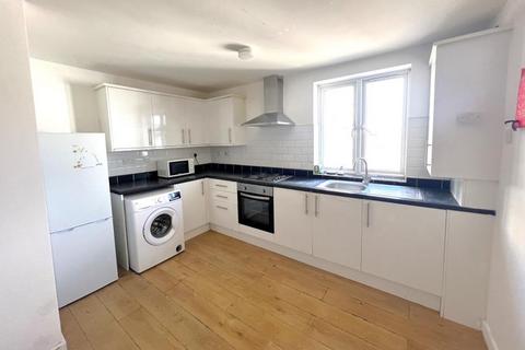 2 bedroom flat to rent, Chapel Street, Woking GU21