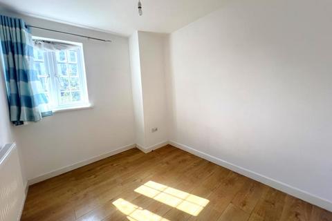 2 bedroom flat to rent, Chapel Street, Woking GU21