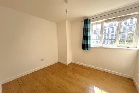 2 bedroom flat to rent, Chapel Street, Woking GU21