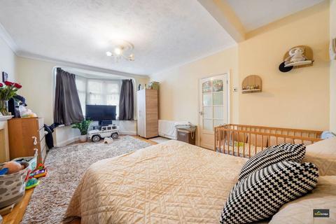 3 bedroom terraced house for sale, Grangeway Gardens, Redbridge, IG4 5HN