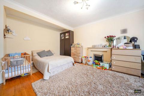 3 bedroom terraced house for sale, Grangeway Gardens, Redbridge, IG4 5HN