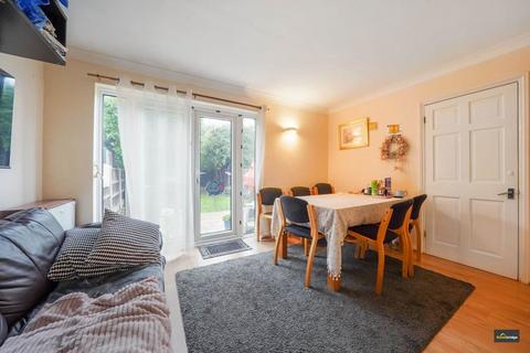 3 bedroom terraced house for sale, Grangeway Gardens, Redbridge, IG4 5HN