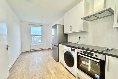 2 bedroom flat to rent, Mile End Road, Mile End, E3