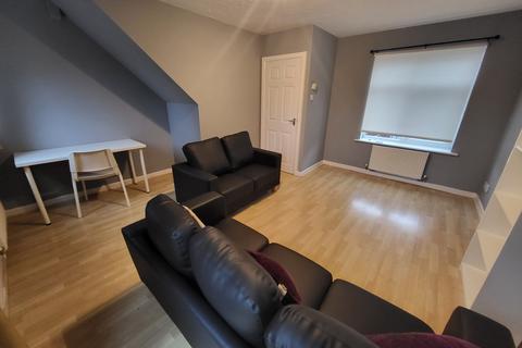 3 bedroom terraced house to rent, Chorlton Road, Hulme, Manchester. M15 4AU