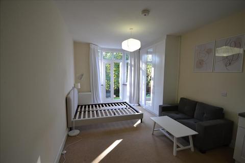 Studio to rent, Blenheim Gardens, London, NW2