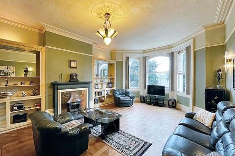 4 bedroom flat for sale, Blackwater Road, Eastbourne