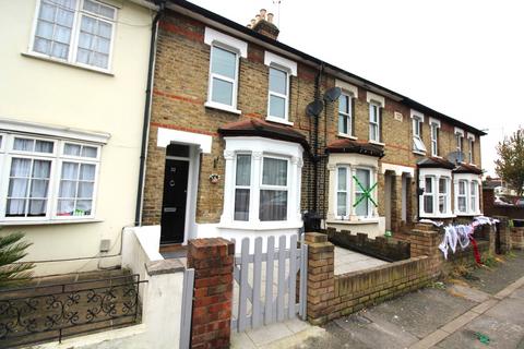 2 bedroom terraced house to rent, George Street, RM1