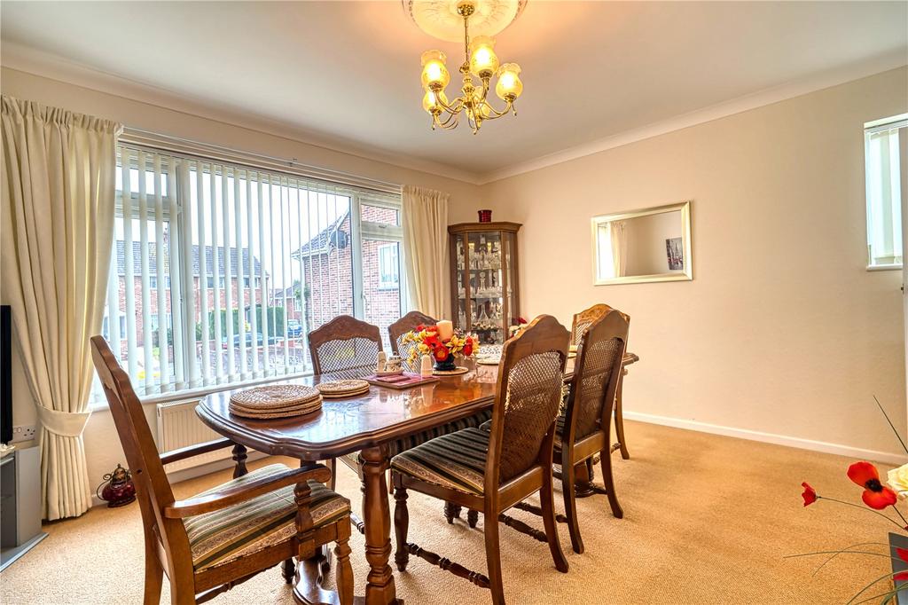 Dining/Bedroom 4