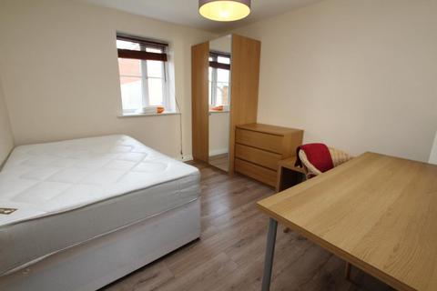 6 bedroom terraced house to rent, Wood Mead, Bristol BS16