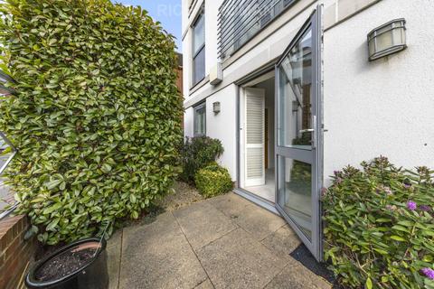 2 bedroom retirement property for sale, Oatlands Avenue, Weybridge KT13