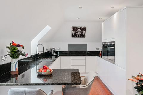 Flat 7, Amberleigh House, 134 Carlton Road, Reigate, RH2 0JF