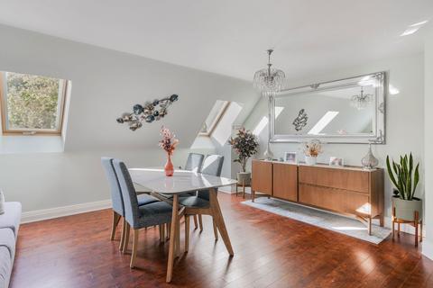 Flat 7, Amberleigh House, 134 Carlton Road, Reigate, RH2 0JF