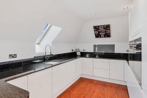 Flat 7, Amberleigh House, 134 Carlton Road, Reigate, RH2 0JF