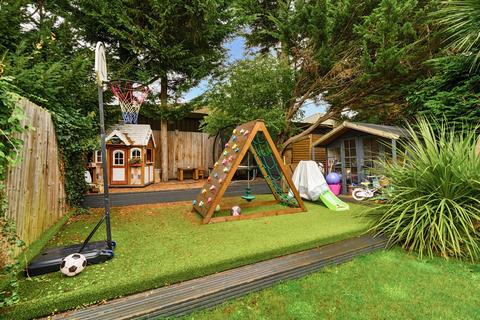 15 Manor Road North, Esher, KT10 0AA