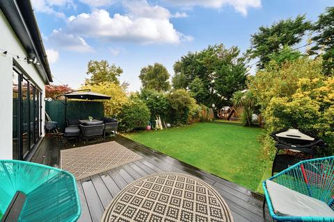 15 Manor Road North, Esher, KT10 0AA