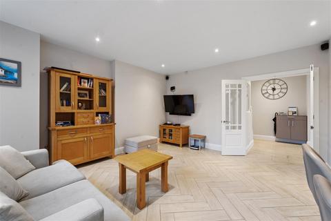 27 Eglise Road, Warlingham, CR6 9SE