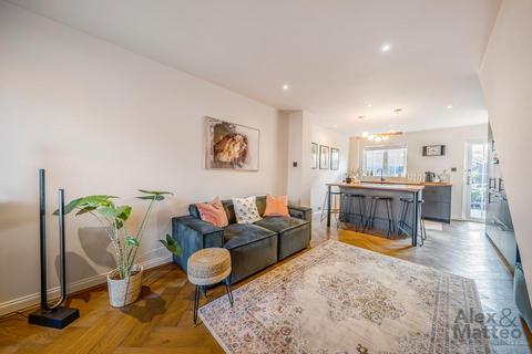 16 Goodwin Close, London, SE16 3TR