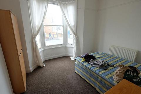 3 bedroom flat to rent, City Road, Bristol