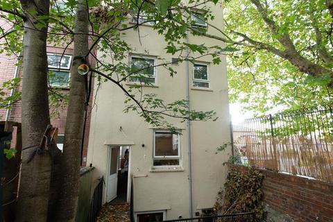 3 bedroom flat to rent, City Road, Bristol