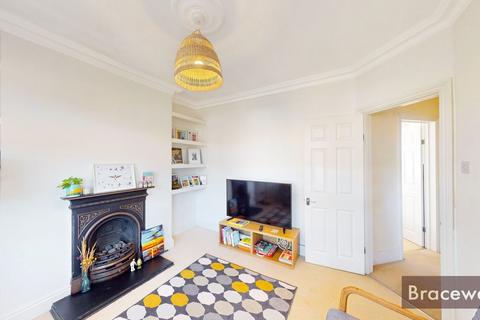 3 bedroom apartment to rent, South View Road, London N8