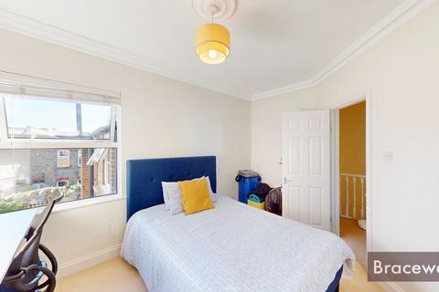 3 bedroom apartment to rent, South View Road, London N8