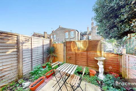 3 bedroom apartment to rent, South View Road, London N8