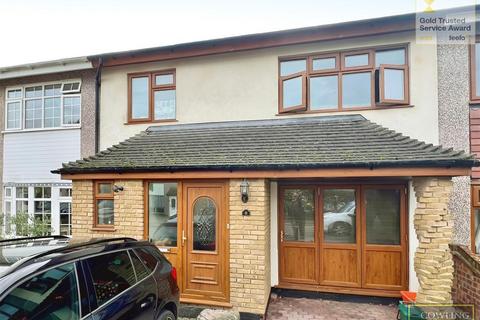 3 bedroom terraced house to rent, Richmond Road, Wickford