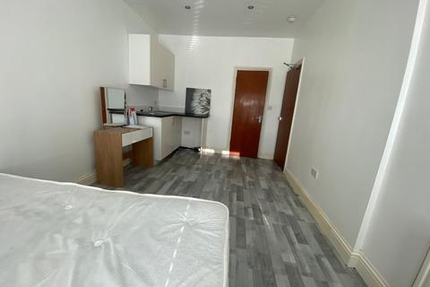 Studio to rent, Aldborough Road South, Ilford, Essex, IG3