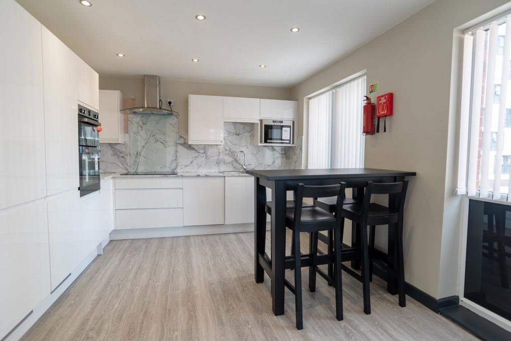 Vauxhall Road, Liverpool 5 bed flat to rent £2,492 pcm (£575 pw)
