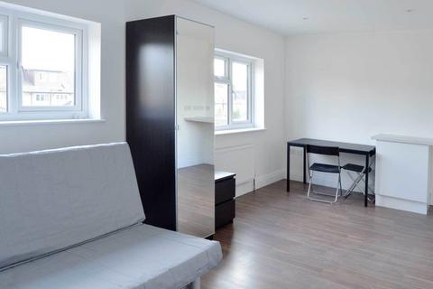 Studio to rent, Gunnersbury Avenue, Acton