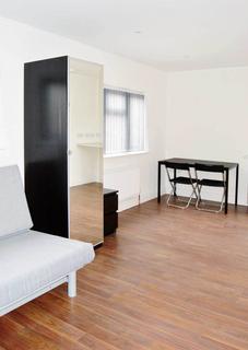 Studio to rent, Gunnersbury Avenue, Acton