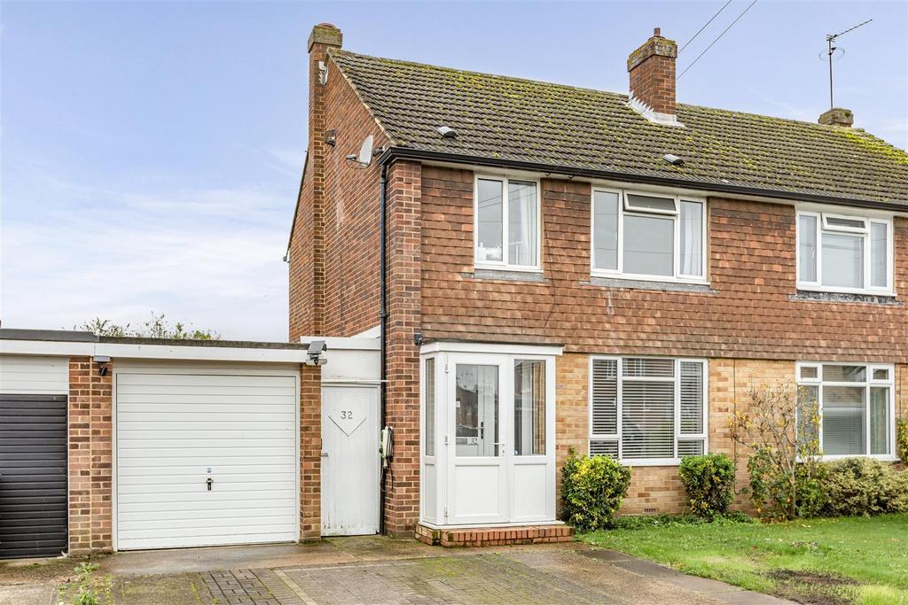 32 Godley Road, Byfleet, KT14 7 EP   17.jpg