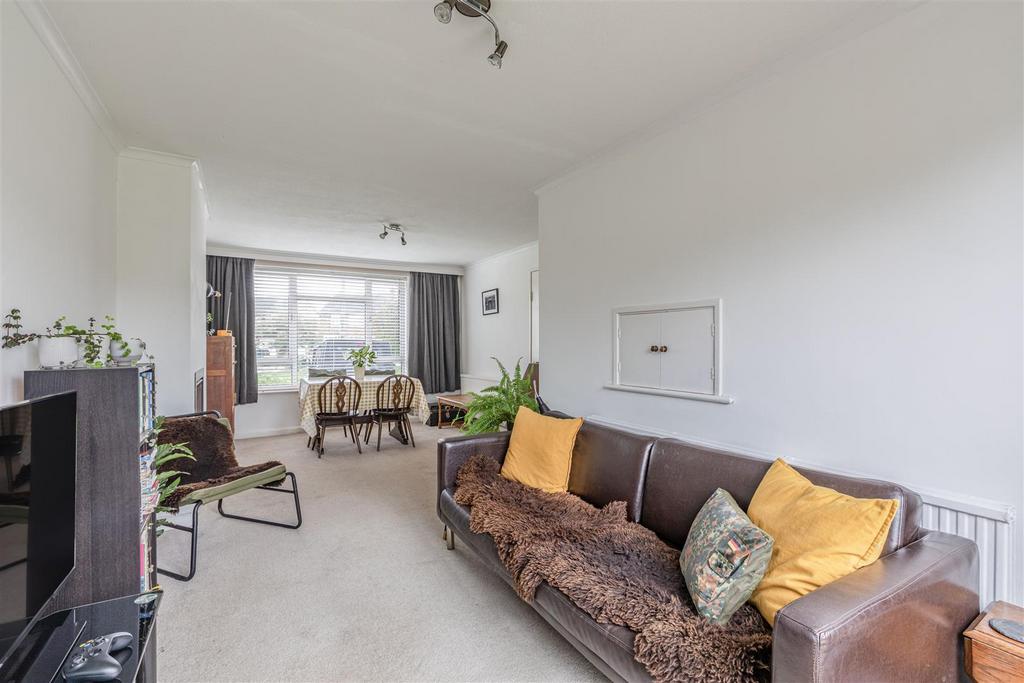 32 Godley Road, Byfleet, KT14 7 EP   7.jpg