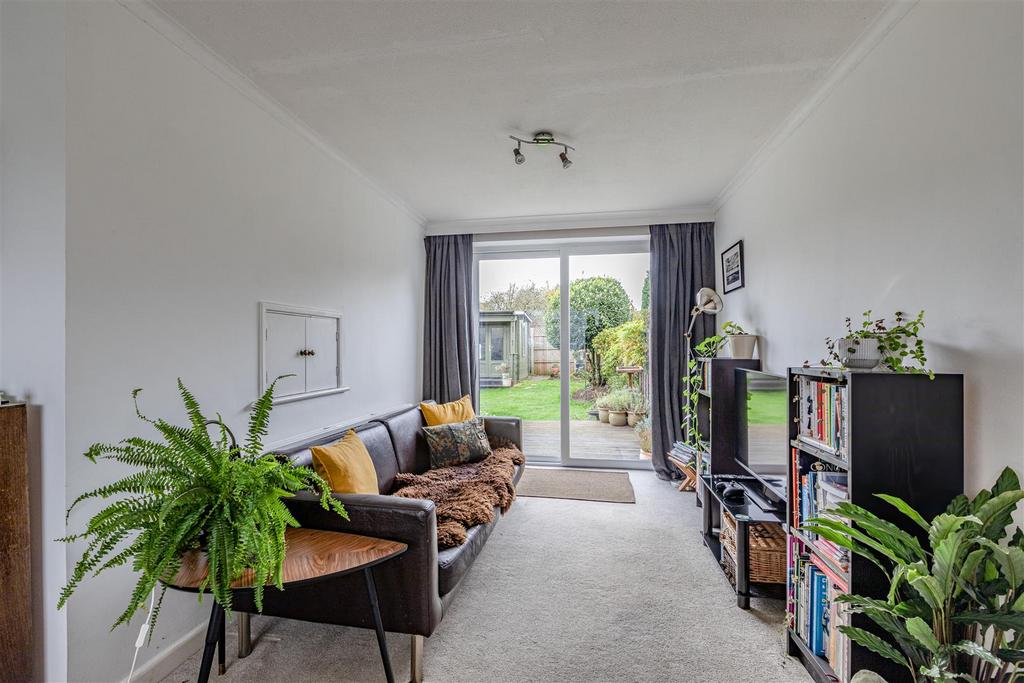 32 Godley Road, Byfleet, KT14 7 EP   4.jpg