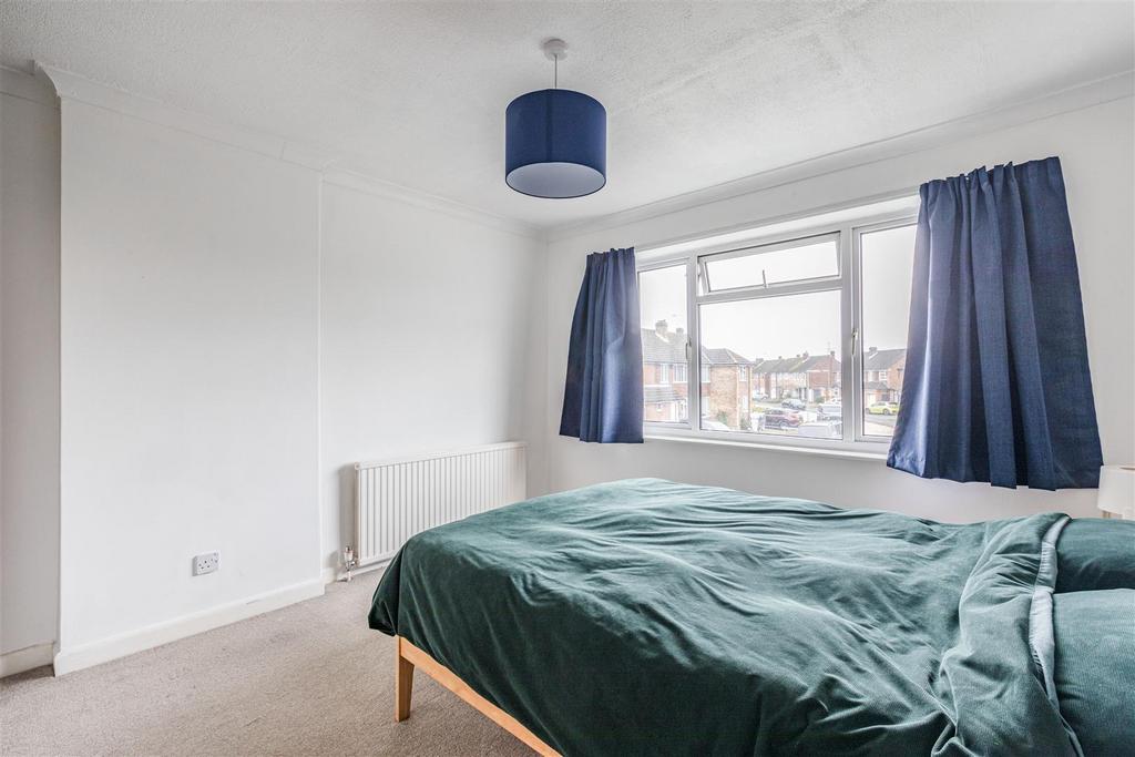 32 Godley Road, Byfleet, KT14 7 EP - 12.jpg