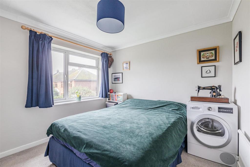 32 Godley Road, Byfleet, KT14 7 EP - 9.jpg