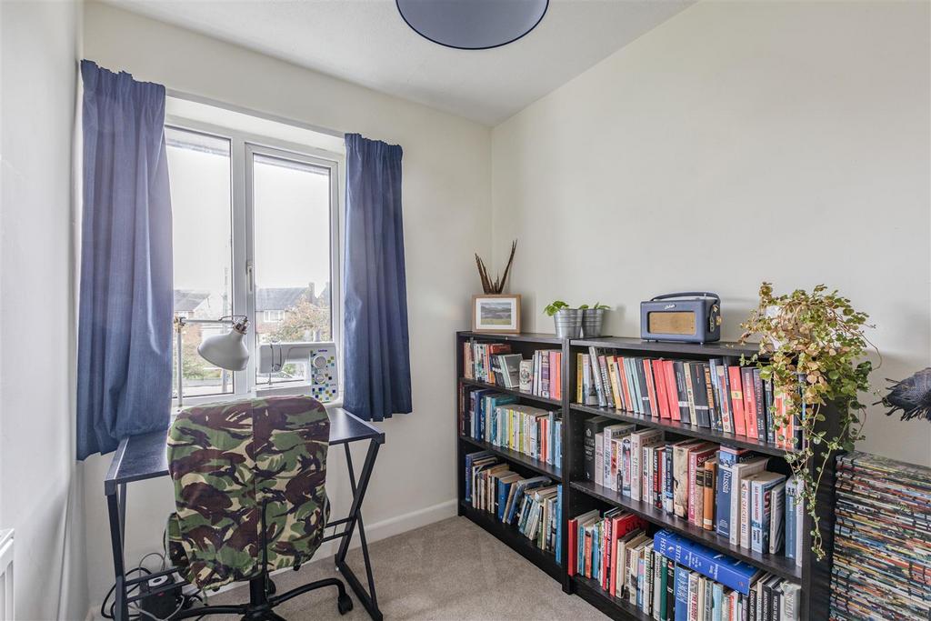32 Godley Road, Byfleet, KT14 7 EP - 11.jpg