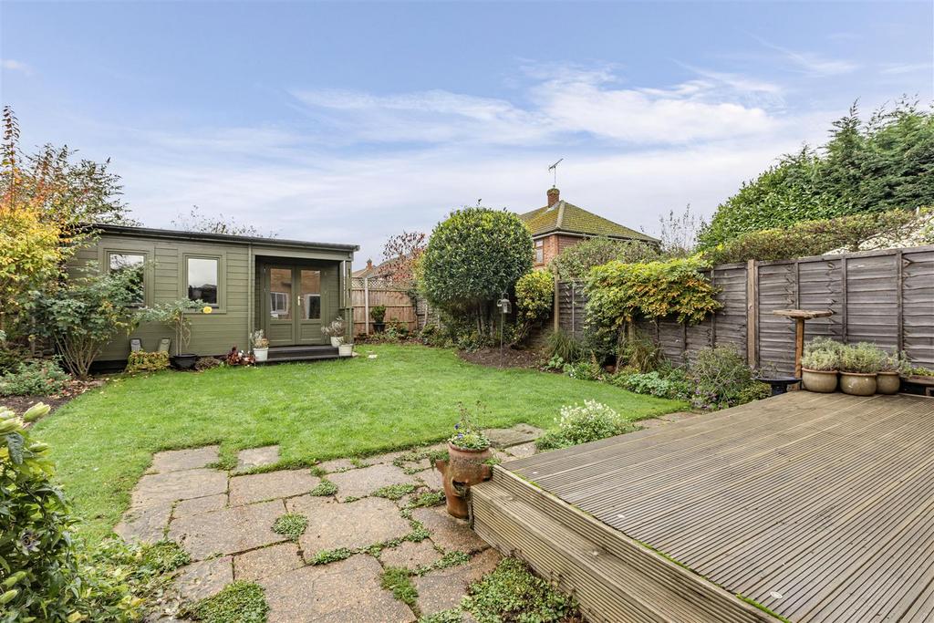32 Godley Road, Byfleet, KT14 7 EP - 15.jpg