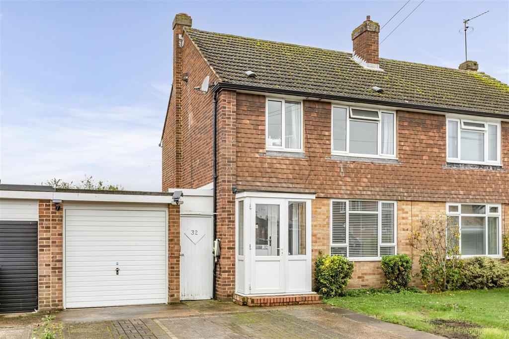 32 Godley Road, Byfleet, KT14 7 EP - 17.jpg