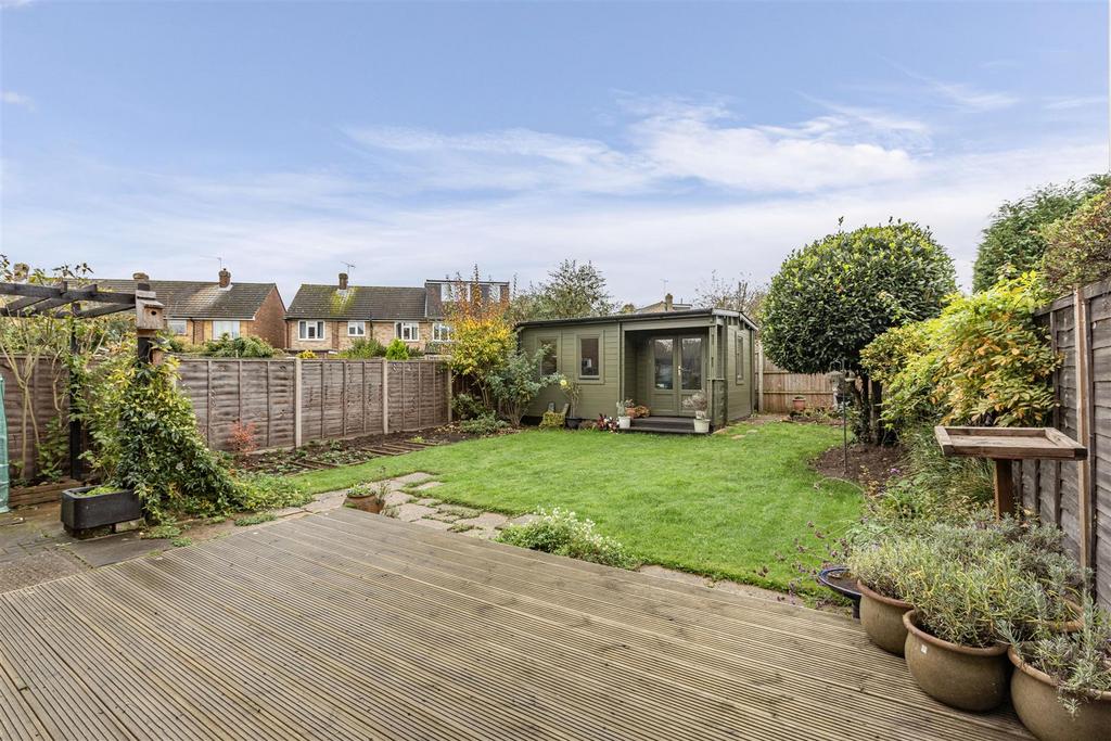 32 Godley Road, Byfleet, KT14 7 EP - 14.jpg