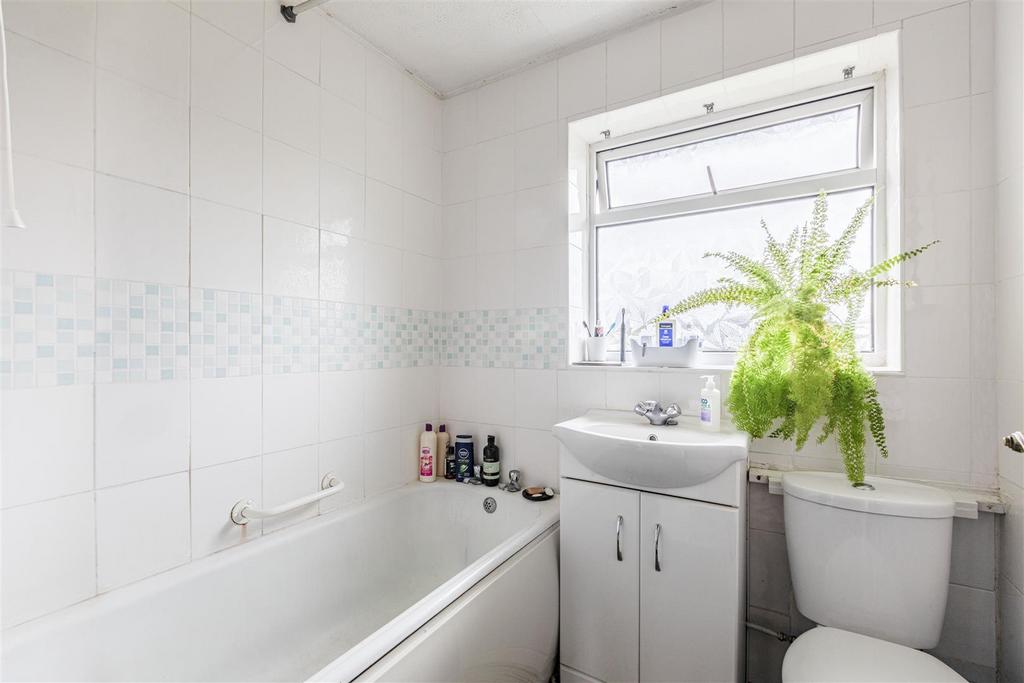 32 Godley Road, Byfleet, KT14 7 EP - 8.jpg