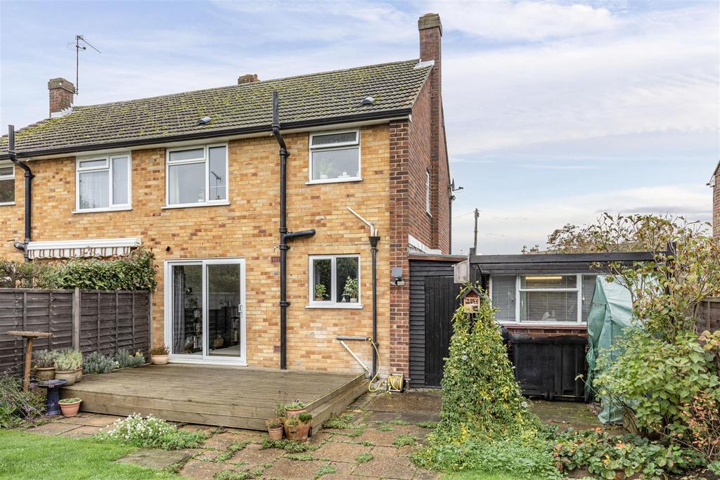 32 Godley Road, Byfleet, KT14 7 EP - 16.jpg