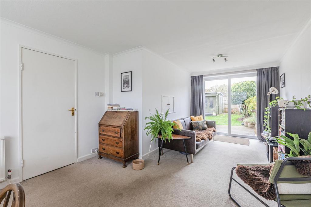 32 Godley Road, Byfleet, KT14 7 EP - 6.jpg