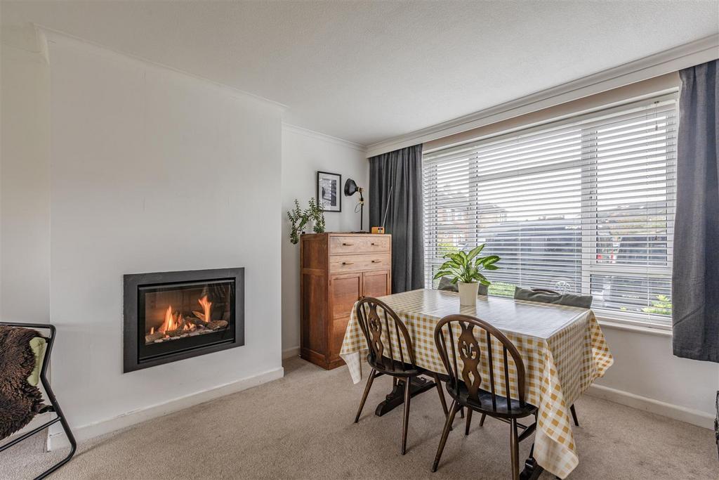 32 Godley Road, Byfleet, KT14 7 EP - 3.jpg